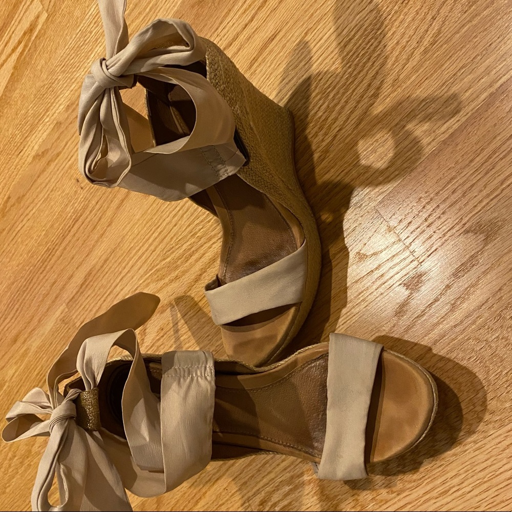 UGG Tie up Espadrille size 7
